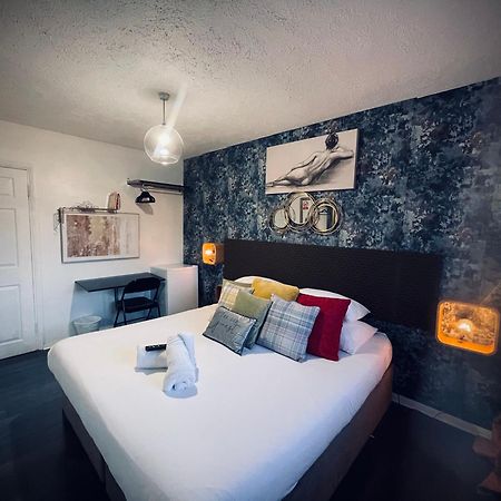 R1 Superking Sized Bed & 65" Tv On The Wall In Clapham Apartment London Bagian luar foto