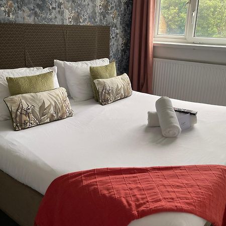 R1 Superking Sized Bed & 65" Tv On The Wall In Clapham Apartment London Bagian luar foto