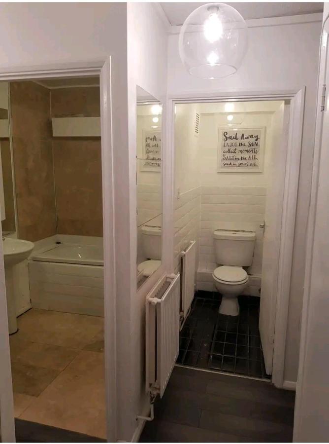 R1 Superking Sized Bed & 65" Tv On The Wall In Clapham Apartment London Bagian luar foto