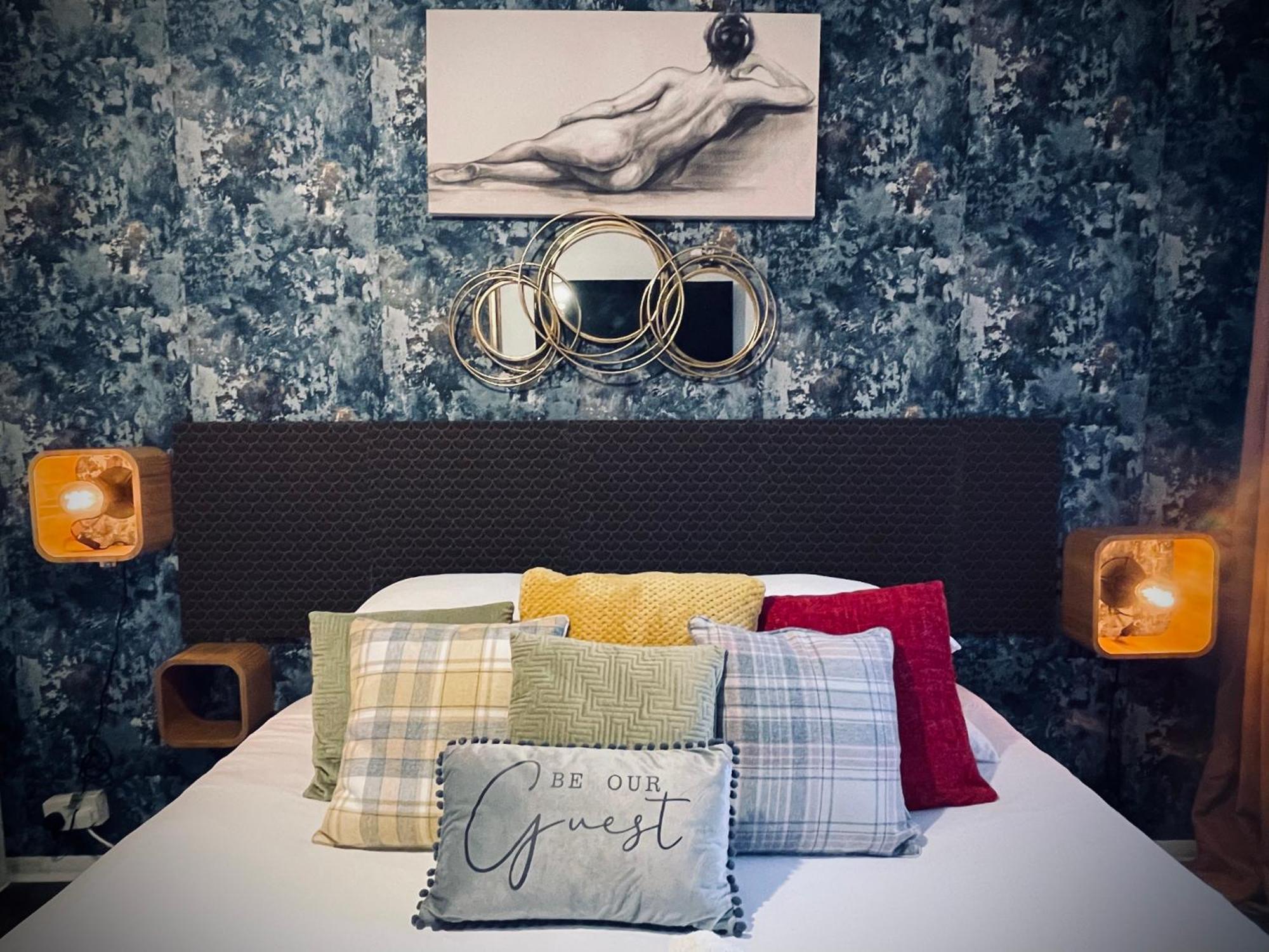 R1 Superking Sized Bed & 65" Tv On The Wall In Clapham Apartment London Bagian luar foto