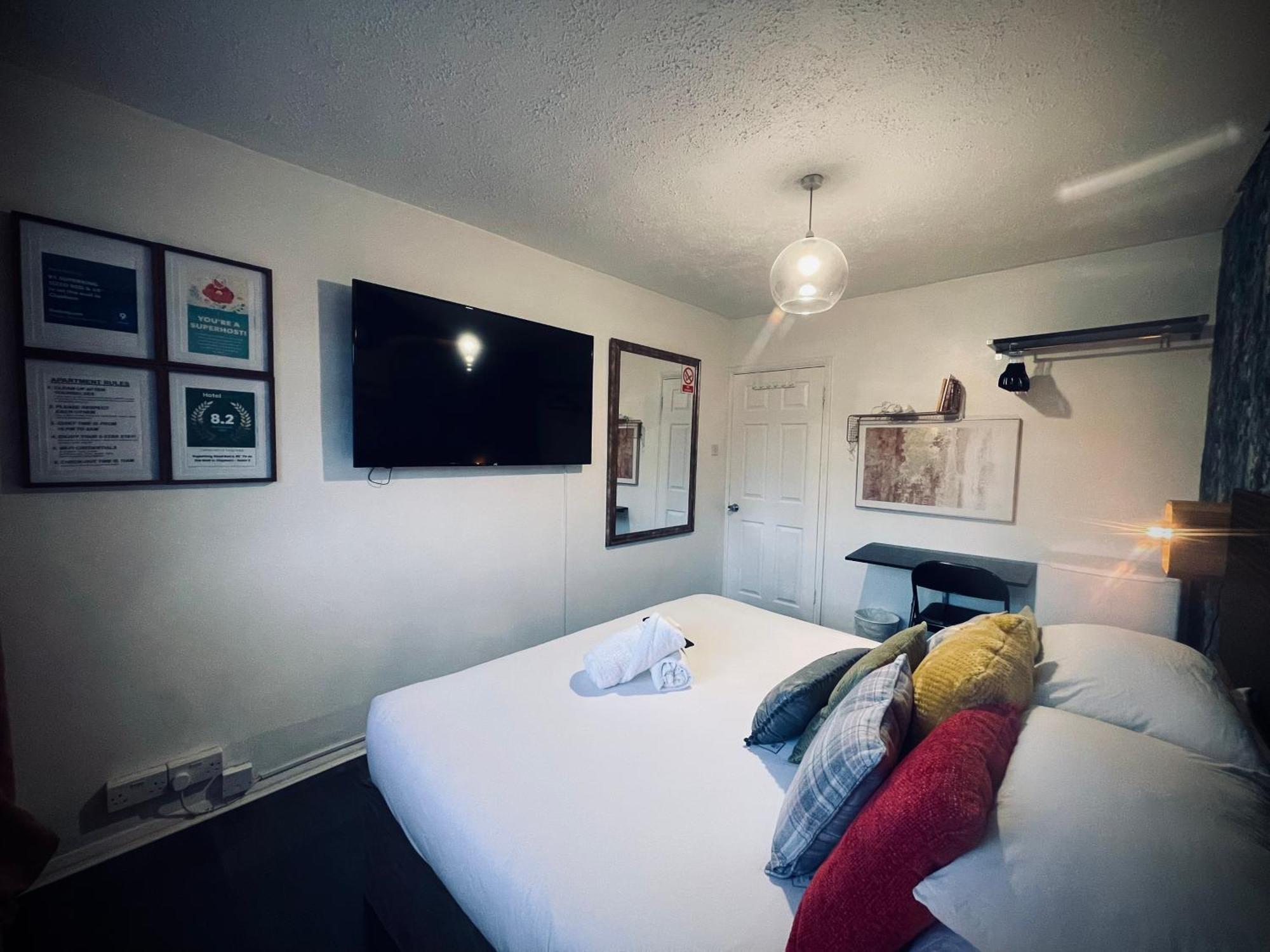 R1 Superking Sized Bed & 65" Tv On The Wall In Clapham Apartment London Bagian luar foto