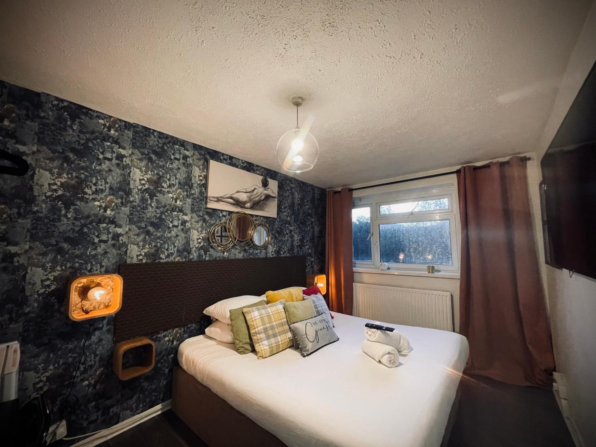 R1 Superking Sized Bed & 65" Tv On The Wall In Clapham Apartment London Bagian luar foto
