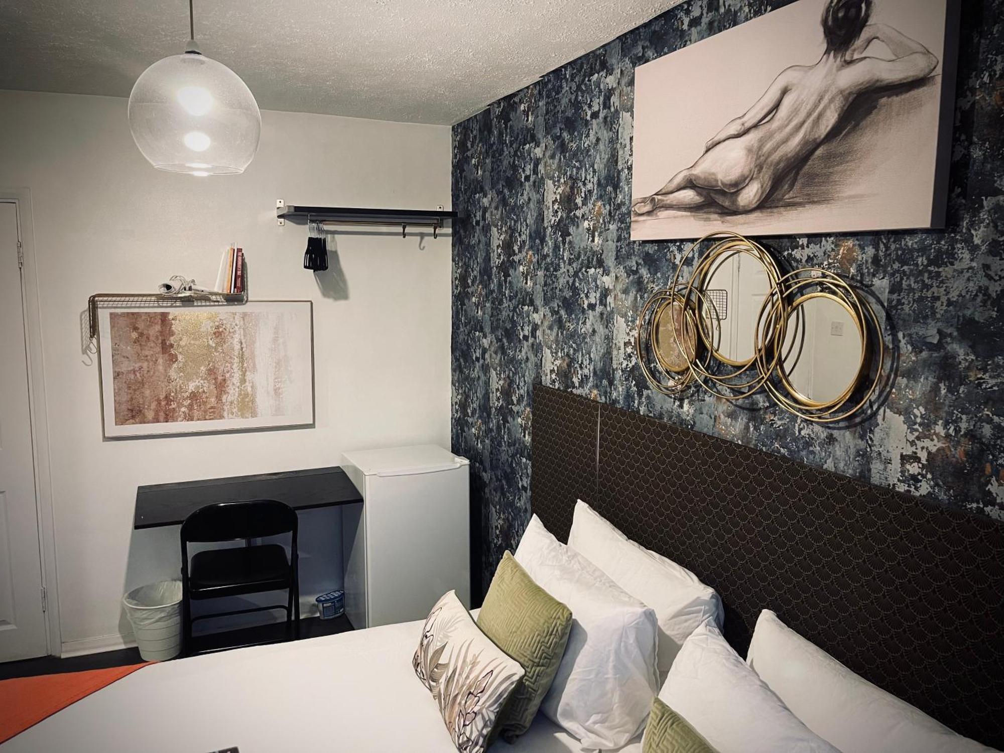 R1 Superking Sized Bed & 65" Tv On The Wall In Clapham Apartment London Bagian luar foto