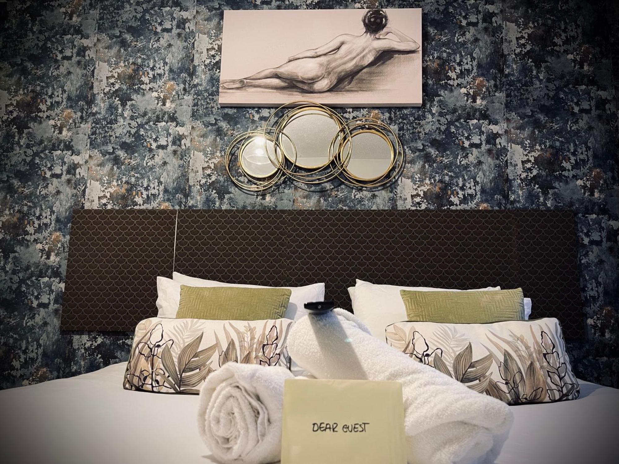 R1 Superking Sized Bed & 65" Tv On The Wall In Clapham Apartment London Bagian luar foto