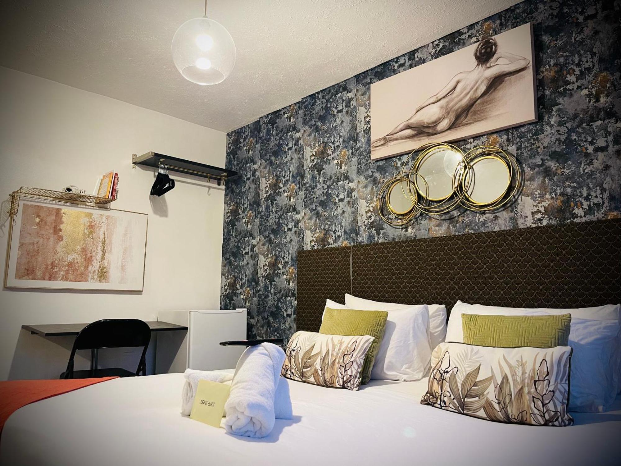 R1 Superking Sized Bed & 65" Tv On The Wall In Clapham Apartment London Bagian luar foto