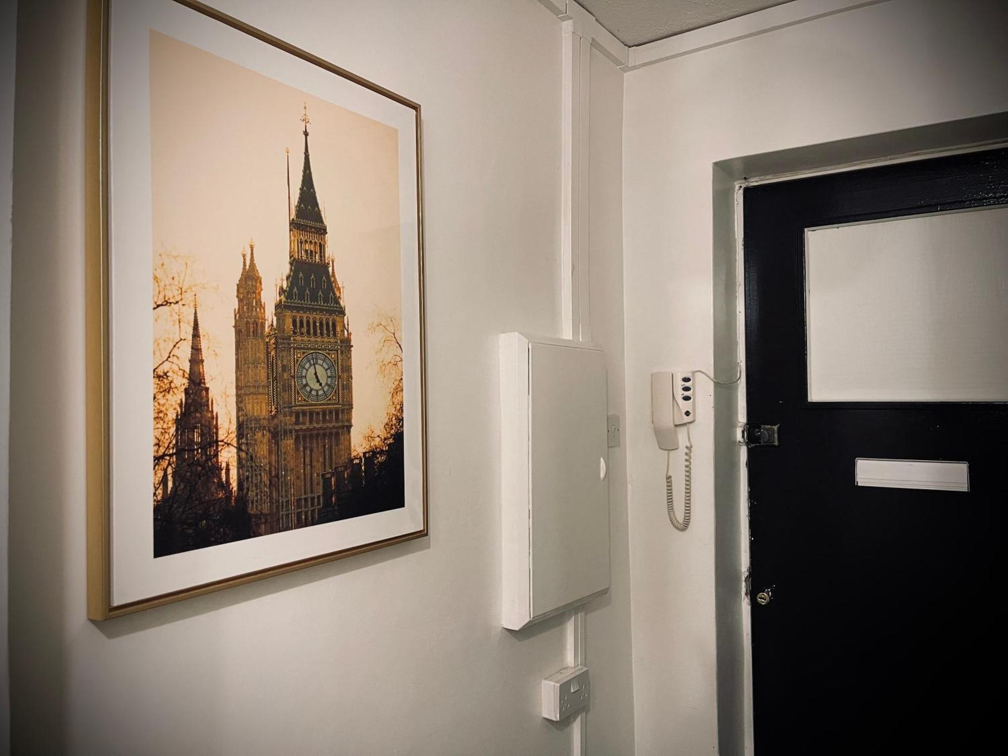R1 Superking Sized Bed & 65" Tv On The Wall In Clapham Apartment London Bagian luar foto