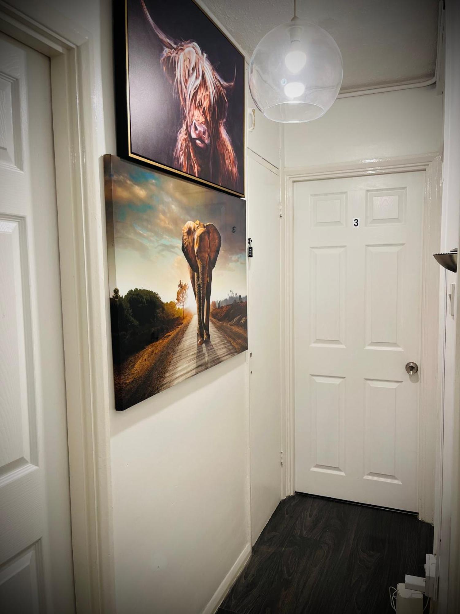 R1 Superking Sized Bed & 65" Tv On The Wall In Clapham Apartment London Bagian luar foto