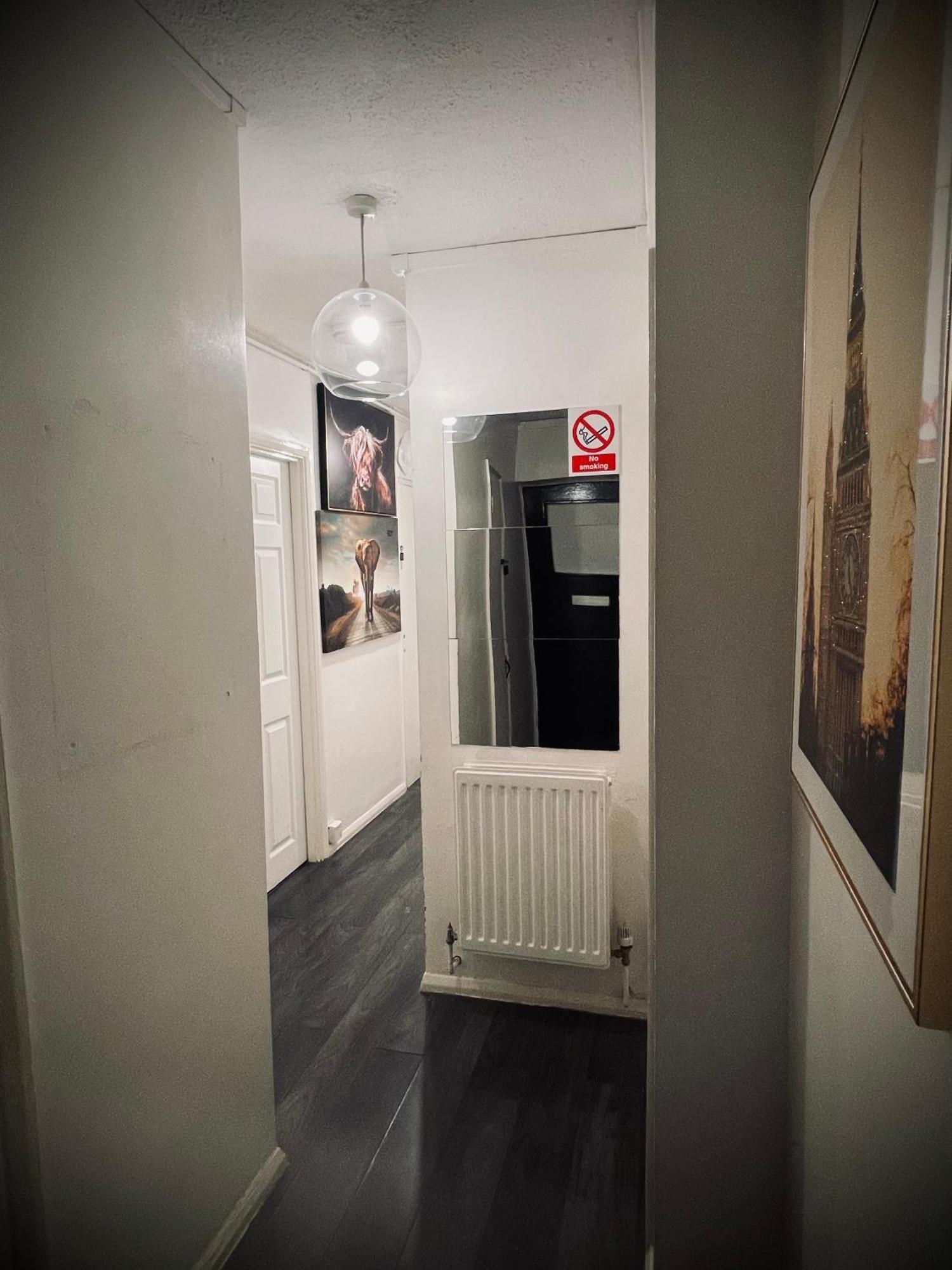 R1 Superking Sized Bed & 65" Tv On The Wall In Clapham Apartment London Bagian luar foto