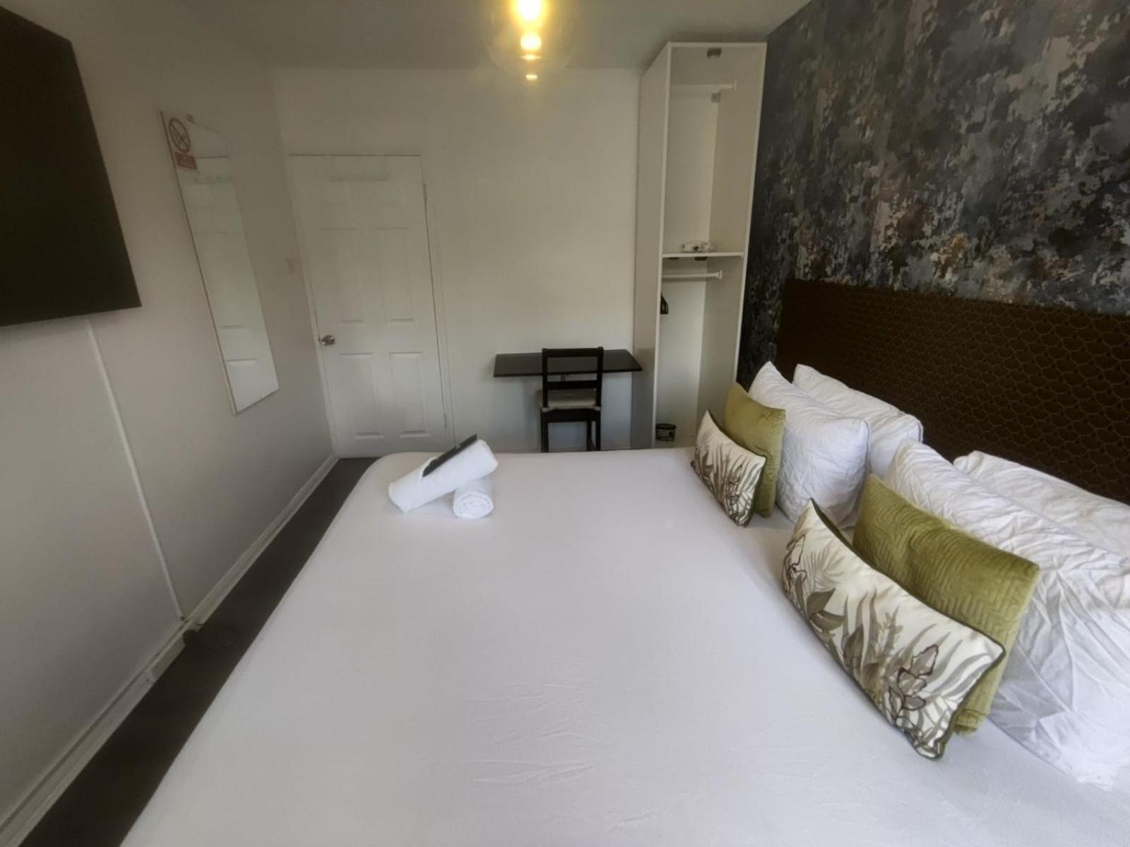 R1 Superking Sized Bed & 65" Tv On The Wall In Clapham Apartment London Bagian luar foto