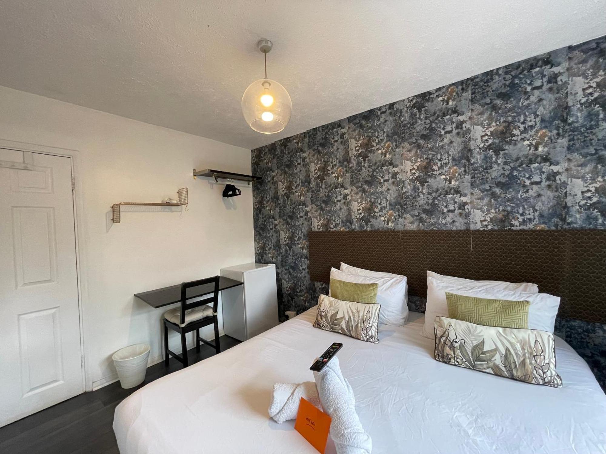 R1 Superking Sized Bed & 65" Tv On The Wall In Clapham Apartment London Bagian luar foto