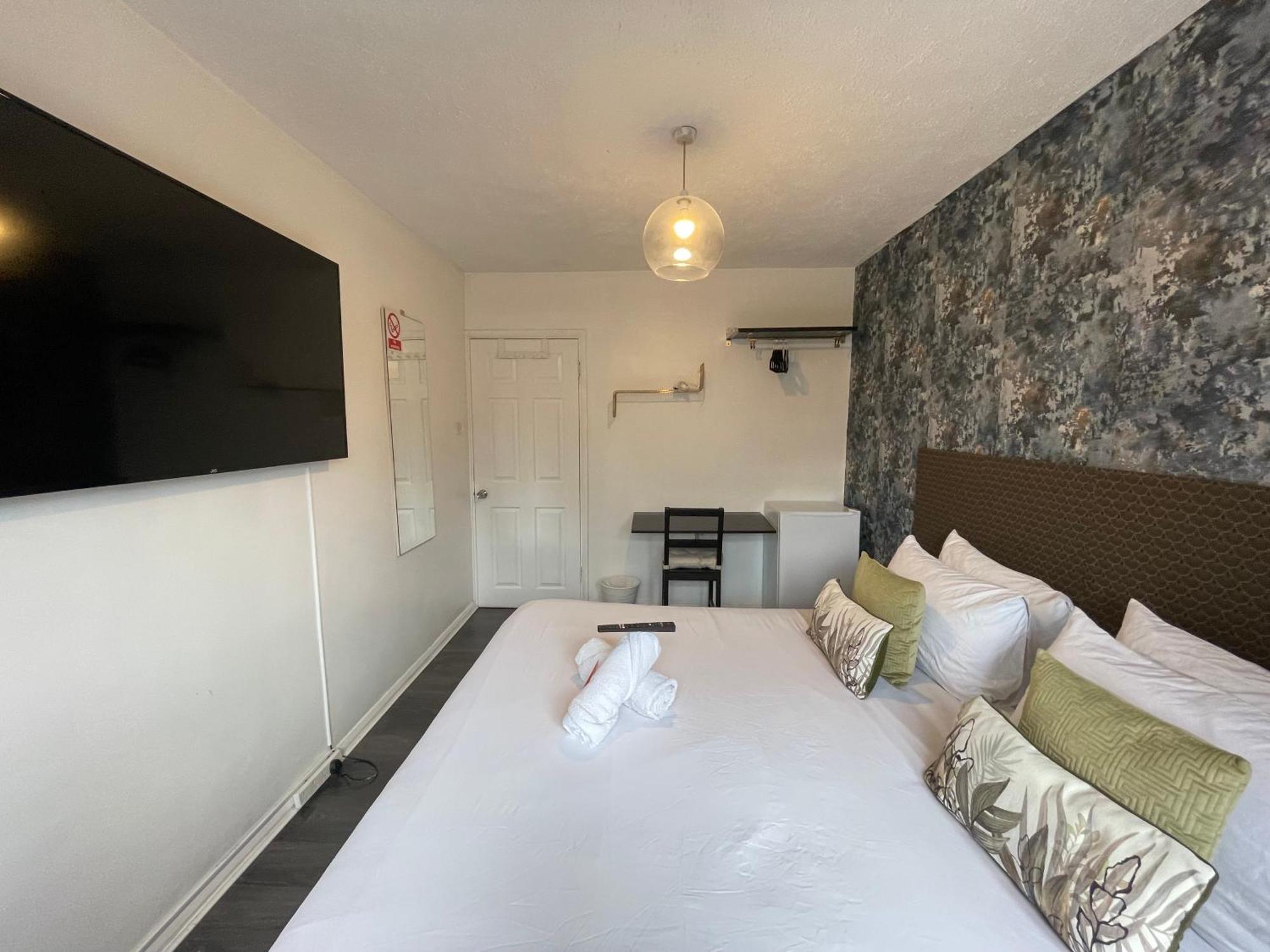 R1 Superking Sized Bed & 65" Tv On The Wall In Clapham Apartment London Bagian luar foto